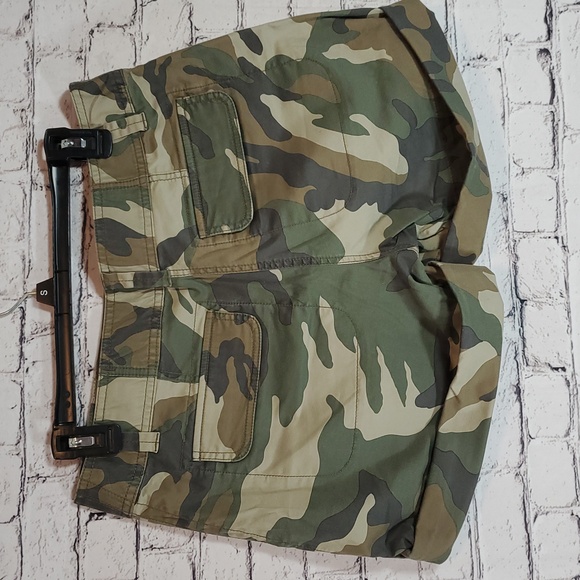 INC International Concepts Green and Brown Shorts with Camo Design Size 8 EUC - Picture 7 of 9